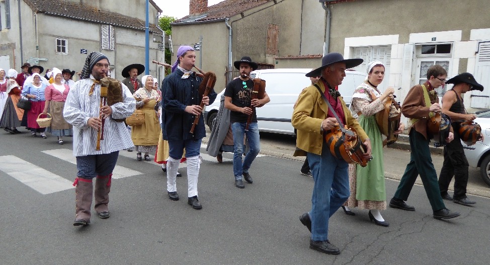Dfil dans le bourg du Veurdre